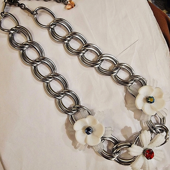 Sabika Spring 2017 EDITION Chunky Chain Flower Necklace - Picture 5 of 6